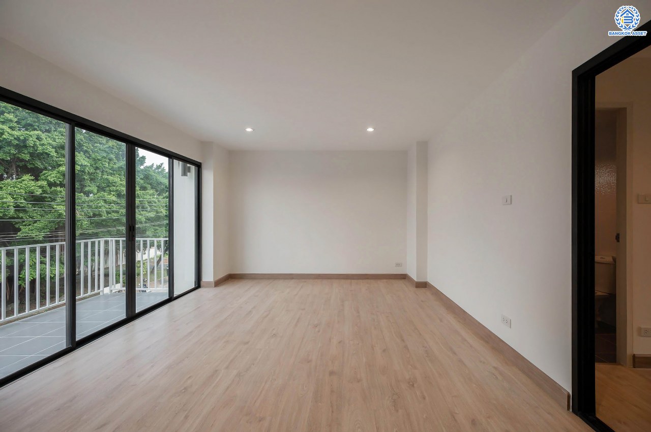 บ้านมือสองตกแต่งใหม่ โครงการ มณธานี บางแค บ้านเดี่ยว 3 ชั้น ดีไซน์หรูหรา เนื้อที่กว้าง 55.3 ตร.ว. พื้นที่ใช้สอย 240 ตร.ม. ฟังก์ชัน 5 ห้องนอน 4 ห้องน้ำ 2 ที่จอดรถ ฟังก์ชันครบตอบทุกไลฟ์สไตล์ บนทำเลศักยภาพ เชื่อมต่อถนนกาญจนาภิเษก ใกล้เดอะมอลล์บางแค ใกล้รถไฟฟ้าสายสีน้ำเงิน "สถานีหลักสอง" และจุดขึ้นทางด่วน "กาญจนาภิเษก"...